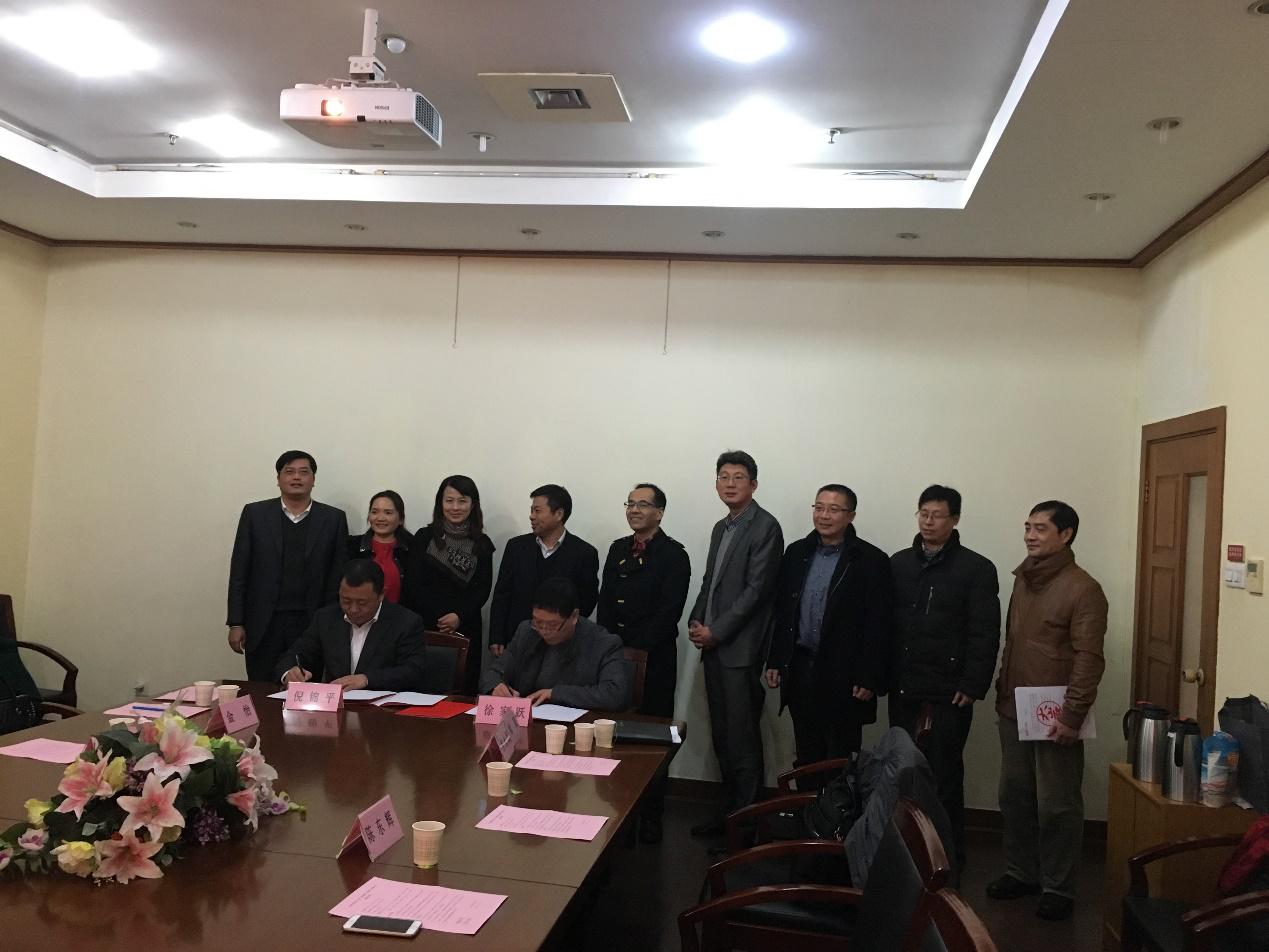 徐家跃和倪锦平签署了上海门徒平台娱乐-上海建材集团防水材料有限公司研究生基地协议